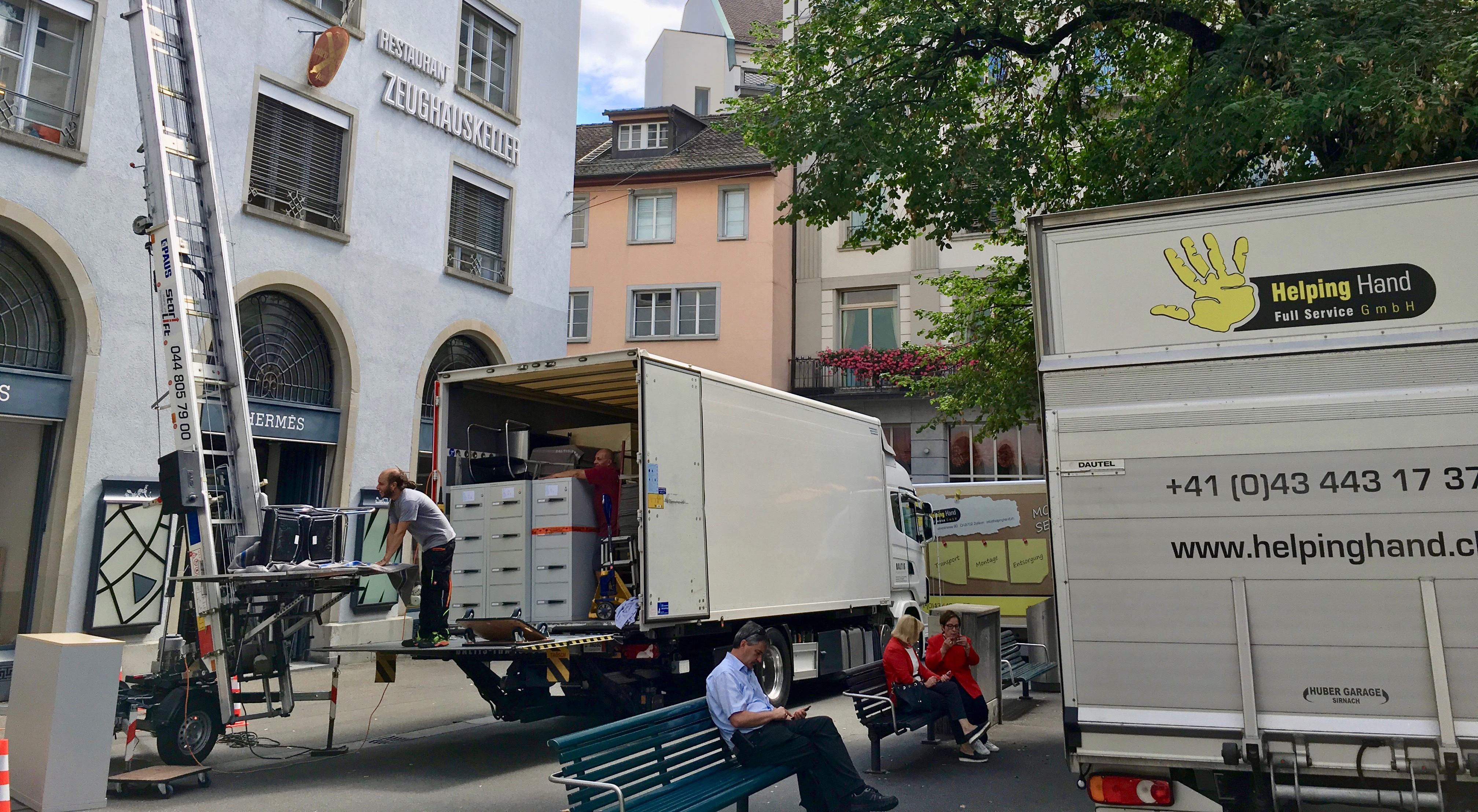 Geschäftsumzug mit Möbellift